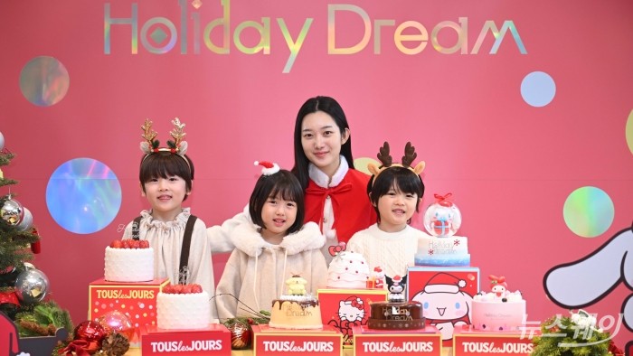 뚜레쥬르가 17일 오전 서울 중구 뚜레쥬르 제일제당센터점에서 2025 윈터 홀리데이 시즌 케이크를 선보이고 있다. 사진=강민석 기자 kms@newsway.co.kr