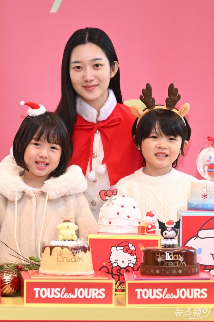 뚜레쥬르가 17일 오전 서울 중구 뚜레쥬르 제일제당센터점에서 2025 윈터 홀리데이 시즌 케이크를 선보이고 있다. 사진=강민석 기자 kms@newsway.co.kr