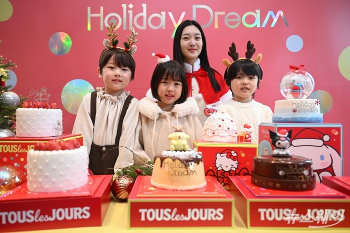 뚜레쥬르가 17일 오전 서울 중구 뚜레쥬르 제일제당센터점에서 2025 윈터 홀리데이 시즌 케이크를 선보이고 있다. 사진=강민석 기자 kms@newsway.co.kr