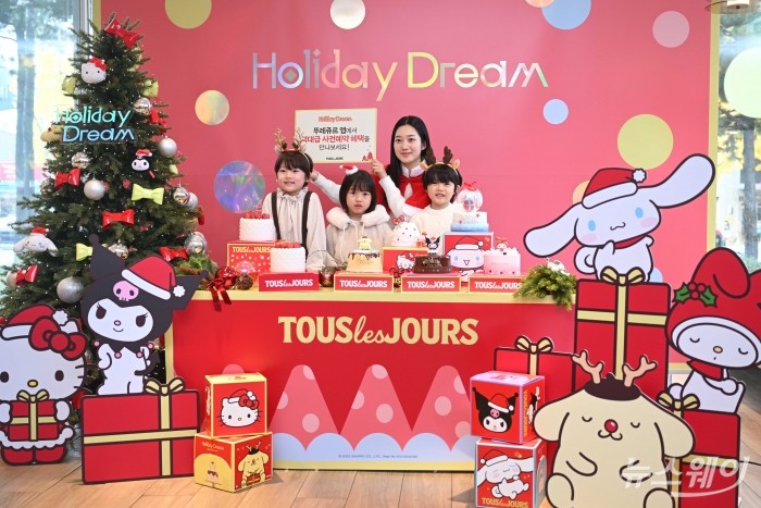 뚜레쥬르가 17일 오전 서울 중구 뚜레쥬르 제일제당센터점에서 2025 윈터 홀리데이 시즌 케이크를 선보이고 있다. 사진=강민석 기자 kms@newsway.co.kr