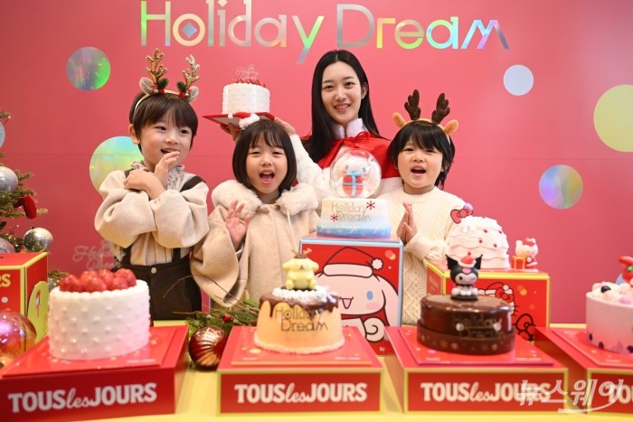 뚜레쥬르가 17일 오전 서울 중구 뚜레쥬르 제일제당센터점에서 2025 윈터 홀리데이 시즌 케이크를 선보이고 있다. 사진=강민석 기자 kms@newsway.co.kr