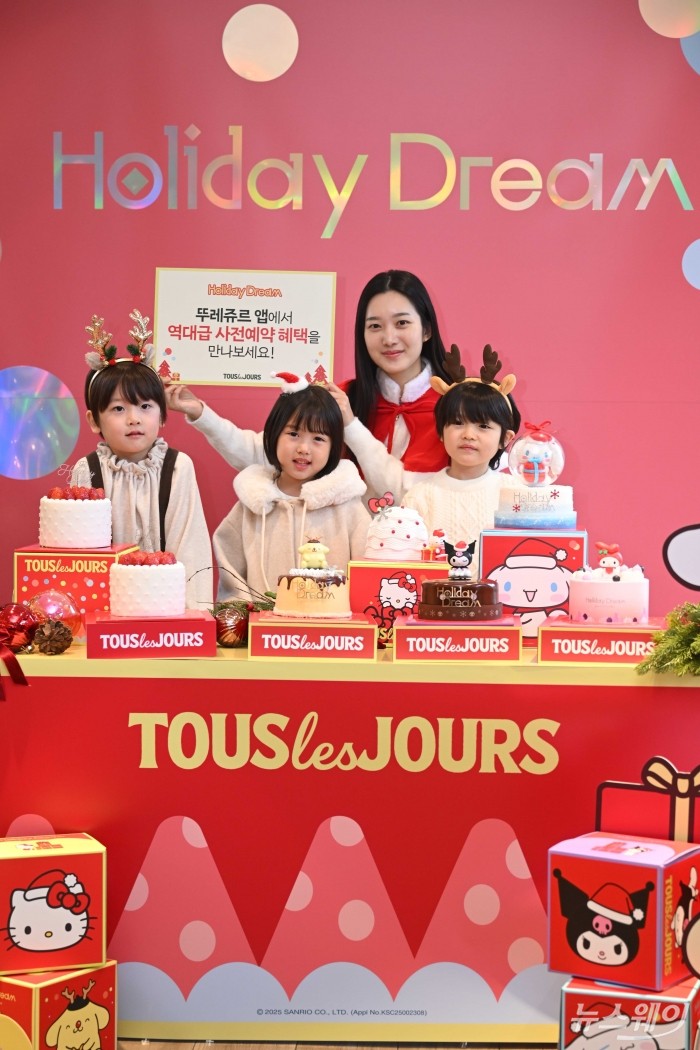 뚜레쥬르가 17일 오전 서울 중구 뚜레쥬르 제일제당센터점에서 2025 윈터 홀리데이 시즌 케이크를 선보이고 있다. 사진=강민석 기자 kms@newsway.co.kr