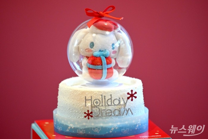 뚜레쥬르가 17일 오전 서울 중구 뚜레쥬르 제일제당센터점에서 2025 윈터 홀리데이 시즌 케이크를 선보이고 있다. 사진=강민석 기자 kms@newsway.co.kr