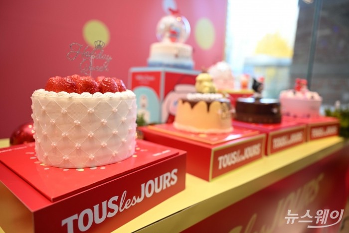 뚜레쥬르가 17일 오전 서울 중구 뚜레쥬르 제일제당센터점에서 2025 윈터 홀리데이 시즌 케이크를 선보이고 있다. 사진=강민석 기자 kms@newsway.co.kr