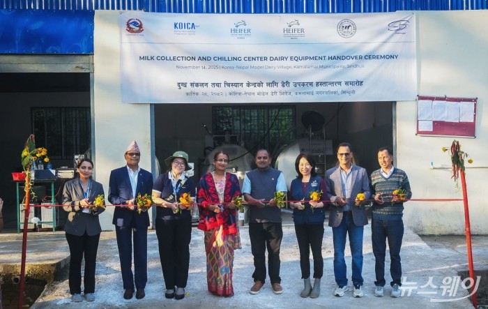 이혜원 헤퍼코리아 대표를 비롯한 내빈들이 지난 14일 네팔 카말라마이에서 열린 여성낙농협동조합 우유집유소 개소식에서 기념촬영을 하고 있다. (왼쪽부터)아스미따 수베디 네팔 농림축산개발부 과장, 가우리만 수레스따 바그마티 지역 농림축산개발부 국장, 여수진 코이카 네팔사무소 부소장, 구나 쿠마리 카말라마이 여성낙농협동조합 회장, 우펜드라 포카텔 카말라마이시 시장, 헤퍼코리아 이 대표. 사진=헤퍼코리아