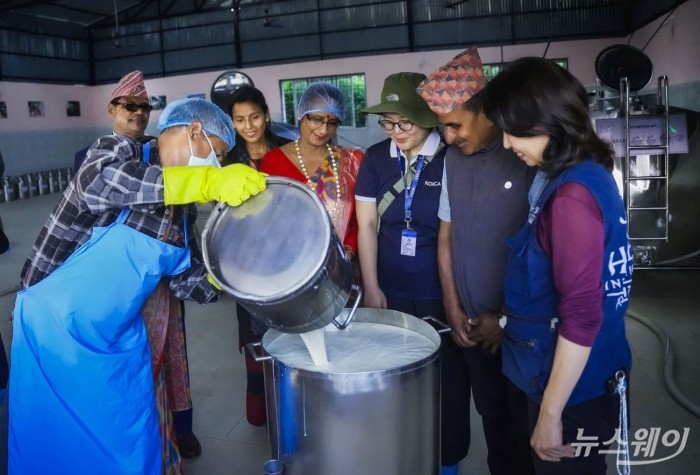 이혜원 헤퍼코리아 대표를 비롯한 내빈들이 지난 14일 네팔 카말라마이에서 열린 여성낙농협동조합 우유집유소 개소식에서 시설을 둘러보고 있다.(왼쪽 세 번째부터)네팔 농림축산개발부 아스미따 수베디 과장, 카말라마이 여성낙농협동조합 구나 쿠마리 회장, 코이카 네팔사무소 여수진 부소장, 카말라마이시 우펜드라 포카렐 시장, 헤퍼코리아 이혜원 대표. 사진=헤퍼코리아 제공