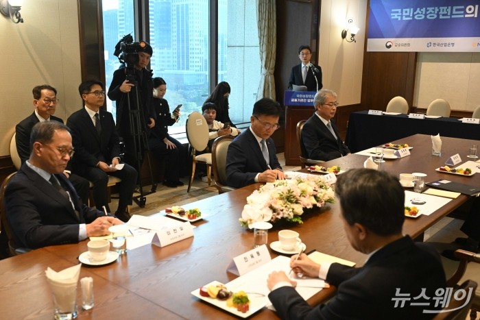 이억원 금융위원장이 17일 오후 서울 여의도 산업은행 별관에서 열린 '국민성장펀드의 성공을 위한 금융기관간 업무협약식'에서 인사말을 하고 있다. 사진=강민석 기자 kms@newsway.co.kr
