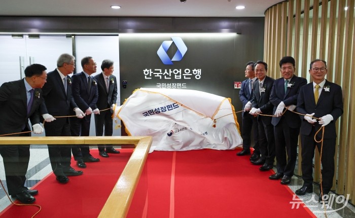 (왼쪽 네 번째)이억원 금융위원장이 17일 오후 서울 여의도 산업은행 국민성장펀드 사무국 앞에서 박상진 산업은행 회장 및 5대 금융지주 회장과 사무국 현판식을 하고 있다. 사진=강민석 기자 kms@newsway.co.kr