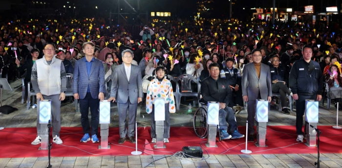 16일(일) 광주광역시청 야외음악당에서 진행된 기아 오토랜드광주 60주년 기념 '기아 하모니 콘서트'에서 개최 퍼포먼스를 진행하고 있는 모습.(왼쪽에서부터 문재웅 기아 오토랜드광주 공장장, 김이강 광주광역시 서구청장, 강기정 광주광역시장, 다문화가정 대표 서아연 양, 김영순 광주광역시장애인총연합회 이사장, 기아 오토랜드광주 협력사 대표 김용구, 은용철 기아 노조 광주지회장)