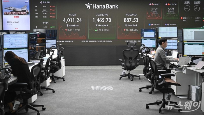 미국 연방준비제도 부의장의 매파적 발표로 인해 코스피가 4.78p(1.10%) 내린 4044.47로 개장한 18일 서울 중구 하나은행 딜링룸에서 직원들이 업무를 보고 있다. 사진=강민석 기자 kms@newsway.co.kr
