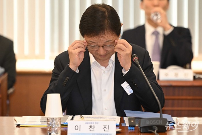 이찬진 금융감독원장이 18일 오후 서울 여의도 금융감독원에서 열린 금융소비자보호 2차 토론회에서 개회사를 하기 위해 안경을 고쳐 쓰고 있다. 사진=강민석 기자 kms@newsway.co.kr