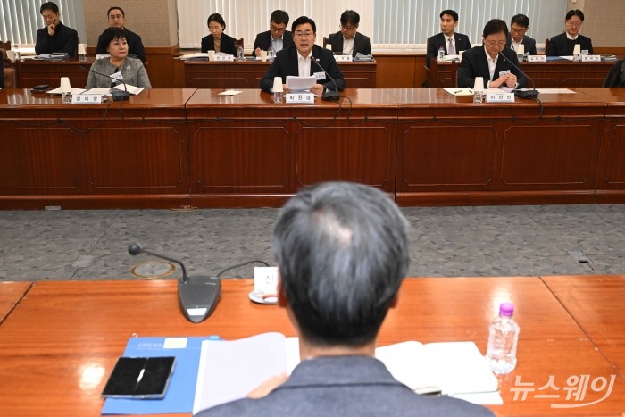 (중앙)박찬대 더불어민주당 의원이 18일 오후 서울 여의도 금융감독원에서 열린 금융소비자보호 2차 토론회에서 축사를 하고 있다. 사진=강민석 기자 kms@newsway.co.kr