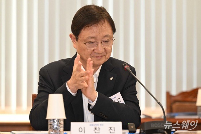 이찬진 금융감독원장이 18일 오후 서울 여의도 금융감독원에서 열린 금융소비자보호 2차 토론회에서 자료를 살펴 보고 있다. 사진=강민석 기자 kms@newsway.co.kr