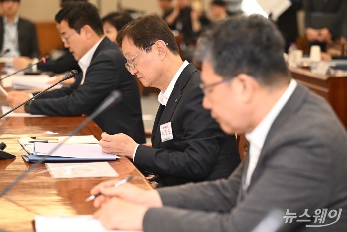 이찬진 금융감독원장이 18일 오후 서울 여의도 금융감독원에서 열린 금융소비자보호 2차 토론회에서 자료를 살펴 보고 있다. 사진=강민석 기자 kms@newsway.co.kr