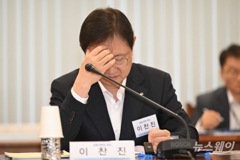 '금융소비자보호' 자료 보면서 이마를 짚는 이찬진 금감원장