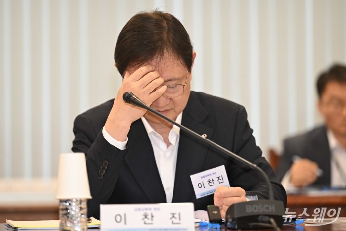 이찬진 금융감독원장이 18일 오후 서울 여의도 금융감독원에서 열린 금융소비자보호 2차 토론회에서 얼굴을 만지며 자료를 살펴보고 있다. 사진=강민석 기자 kms@newsway.co.kr