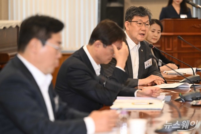 김남근 더불어민주당 의원이 18일 오후 서울 여의도 금융감독원에서 열린 금융소비자보호 2차 토론회에서 축사를 하고 있다. 사진=강민석 기자 kms@newsway.co.kr