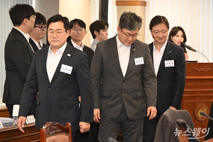 (오른쪽 첫 번째)이찬진 금융감독원장과 (왼쪽)박찬대 더불어민주당 의원, (중앙)김남근 의원이 18일 오후 서울 여의도 금융감독원에서 열린 금융소비자보호 2차 토론회에서 기념촬영을 마친 뒤 자리로 이동하고 있다. 사진=강민석 기자 kms@newsway.co.kr