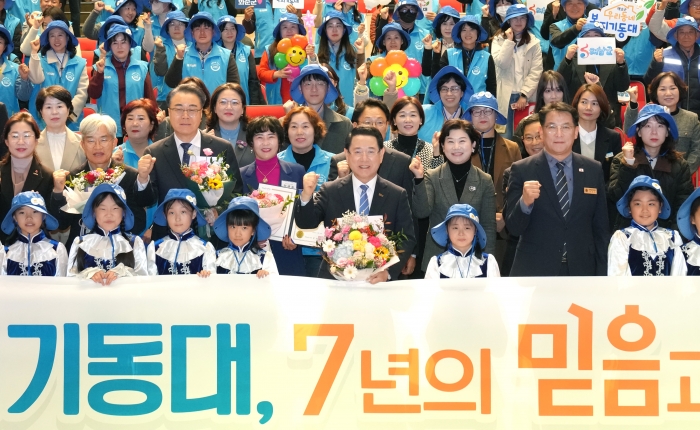 김영록 전라남도지사가 18일 도청 김대중강당에서 열린 '2025 우리동네 복지기동대 성과공유대회'에서 '복지기동대, 7년의 믿음과 앞으로의 약속'이란 주제로 참석자들과 퍼포먼스를 하고 있다.