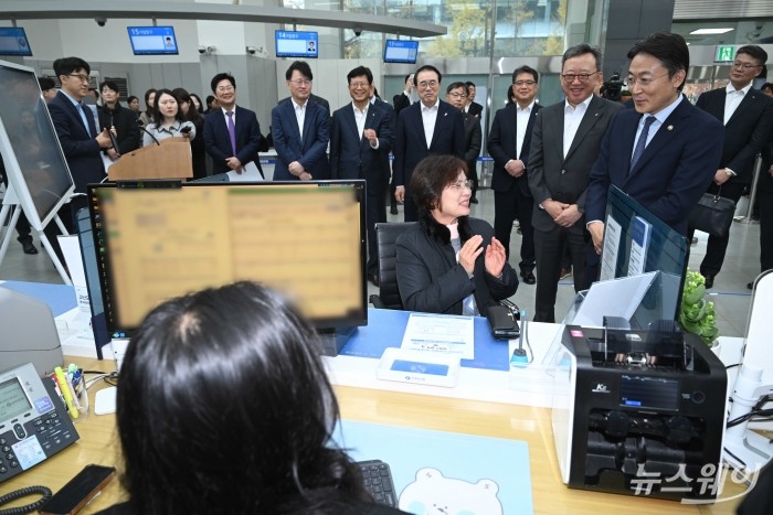 권대영 금융위원회 부위원장과 정상혁 신한은행장을 비롯한 참석자들이 19일 오전 서울 중구 신한은행 광교영업부에서 열린 오프라인 오픈뱅킹·마이데이터 서비스 실시에서 은행 창구 마이데이터 조회 시연을 살펴보고 있다. 사진=강민석 기자 kms@newsway.co.kr