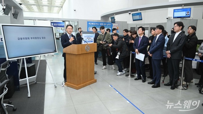 권대영 금융위원회 부위원장이 19일 오전 서울 중구 신한은행 광교영업부에서 열린 오프라인 오픈뱅킹·마이데이터 서비스 실시에서 인사말을 하고 있다. 사진=강민석 기자 kms@newsway.co.kr