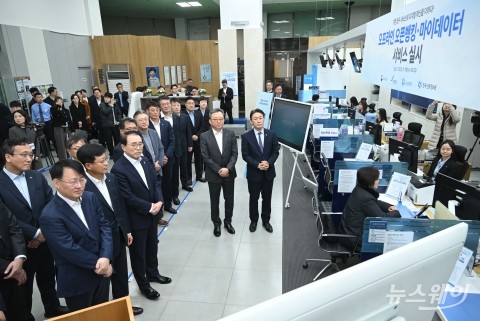 '은행 창구 마이데이터 조회' 시연 살펴보는 권대영·정상혁