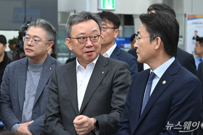 (오른쪽)권대영 금융위원회 부위원장과 정상혁 신한은행장이 19일 오전 서울 중구 신한은행 광교영업부에서 열린 오프라인 오픈뱅킹·마이데이터 서비스 실시에서 은행 창구 마이데이터 조회 시연을 살펴보던 중 대화를 하고 있다. 사진=강민석 기자 kms@newsway.co.kr