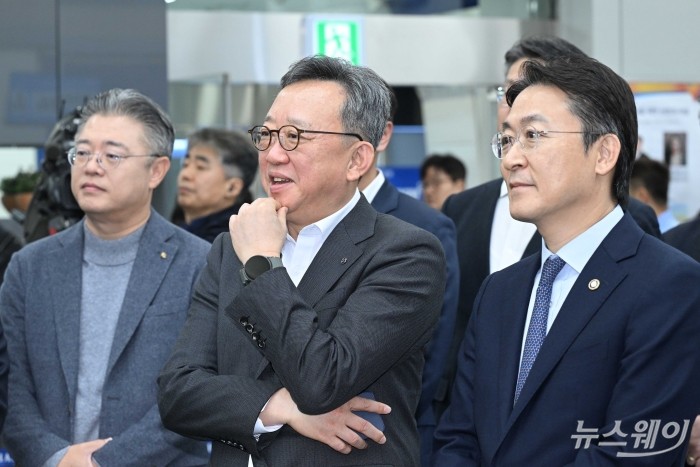 (오른쪽)권대영 금융위원회 부위원장과 정상혁 신한은행장을 비롯한 참석자들이 19일 오전 서울 중구 신한은행 광교영업부에서 열린 오프라인 오픈뱅킹·마이데이터 서비스 실시에서 은행 창구 마이데이터 조회 시연을 살펴보고 있다. 사진=강민석 기자 kms@newsway.co.kr