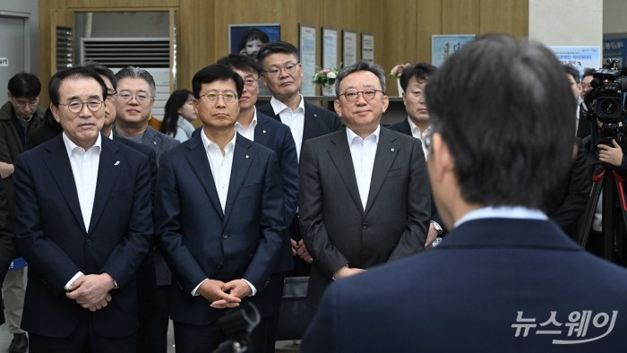 (오른쪽 첫 번째부터)정상혁 신한은행장과 박종석 금융결제원장, 조용병 은행연합회장 등이 19일 오전 서울 중구 신한은행 광교영업부에서 열린 오프라인 오픈뱅킹·마이데이터 서비스 실시에서 권대영 금융위원회 부위원장의 인사말을 경청하고 있다. 사진=강민석 기자 kms@newsway.co.kr