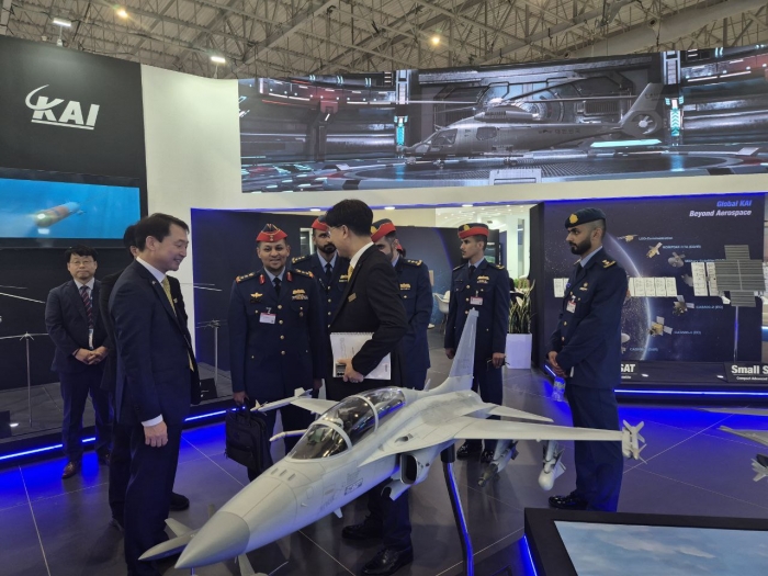 UAE 공군 공동개발위원장 KAI 부스 방문. 사진=KAI 제공