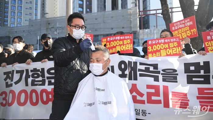 파주에서 더본코리아 산하 홍콩반점을 운영하는 점주 모기범 씨가 19일 오후 서울 서초구 전국가맹점주협의회 앞에서 열린 전가협의 사실 왜곡 및 여론몰이 중단 촉구 기자회견에 참석해 삭발을 하고 있다. 사진=강민석 기자 kms@newsway.co.kr