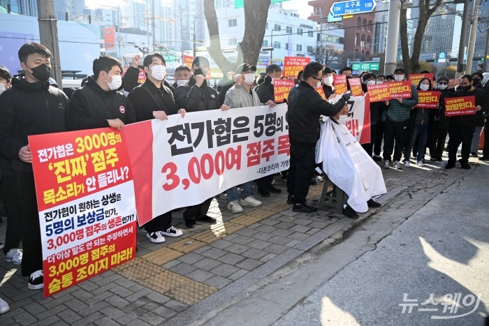 파주에서 더본코리아 산하 홍콩반점을 운영하는 점주 모기범 씨가 19일 오후 서울 서초구 전국가맹점주협의회 앞에서 열린 전가협의 사실 왜곡 및 여론몰이 중단 촉구 기자회견에 참석해 삭발을 하고 있다. 사진=강민석 기자 kms@newsway.co.kr