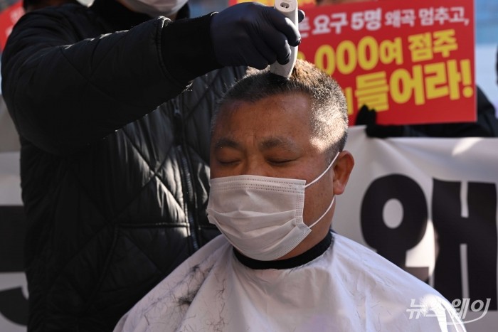 파주에서 더본코리아 산하 홍콩반점을 운영하는 점주 모기범 씨가 19일 오후 서울 서초구 전국가맹점주협의회 앞에서 열린 전가협의 사실 왜곡 및 여론몰이 중단 촉구 기자회견에 참석해 삭발을 하고 있다. 사진=강민석 기자 kms@newsway.co.kr