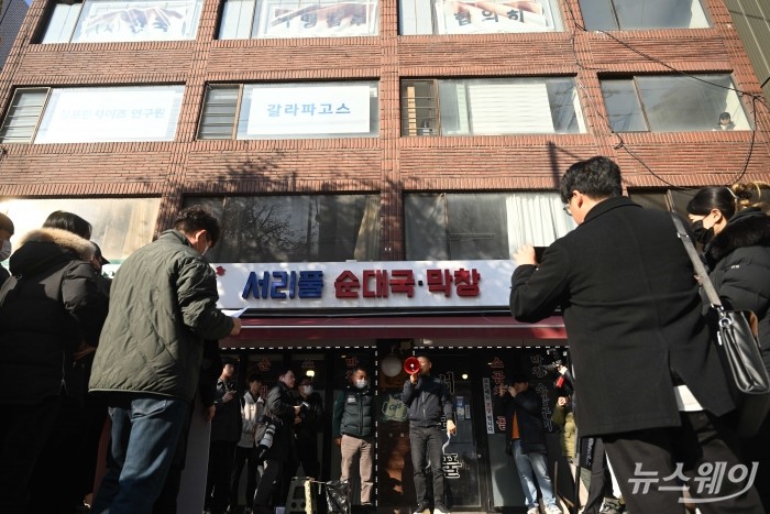 김주일 더본코리아 홍콩반점 점주협의회 회장이 19일 오후 서울 서초구 전국가맹점주협의회 앞에서 열린 전가협의 사실 왜곡 및 여론몰이 중단 촉구 기자회견에서 발언을 하고 있다. 사진=강민석 기자 kms@newsway.co.kr