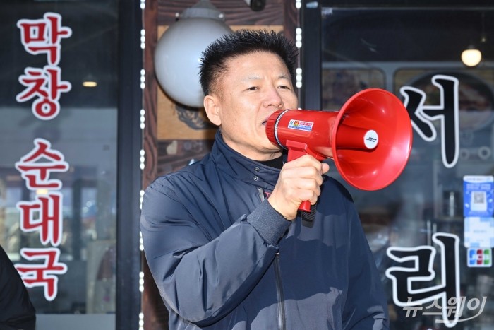 김주일 더본코리아 홍콩반점 점주협의회 회장이 19일 오후 서울 서초구 전국가맹점주협의회 앞에서 열린 전가협의 사실 왜곡 및 여론몰이 중단 촉구 기자회견에서 발언을 하고 있다. 사진=강민석 기자 kms@newsway.co.kr