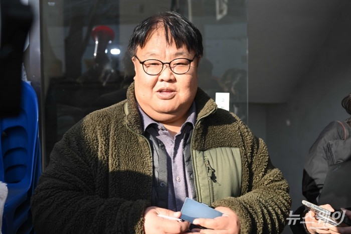 전국가맹점주협의회 관계자가 19일 오후 서울 서초구 전국가맹점주협의회 앞에서 더본코리아 가맹점주모임 주최로 열린 전가협의 사실 왜곡 및 여론몰이 중단 촉구 기자회견을 찾아 상황을 설명하고 있다. 사진=강민석 기자 kms@newsway.co.kr