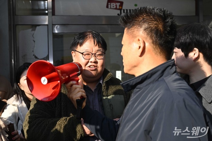 전국가맹점주협의회 관계자가 19일 오후 서울 서초구 전국가맹점주협의회 앞에서 더본코리아 가맹점주모임 주최로 열린 전가협의 사실 왜곡 및 여론몰이 중단 촉구 기자회견에서 김주일 홍콩반점 점주협의회 회장을 만나 대화하고 있다. 사진=강민석 기자 kms@newsway.co.kr