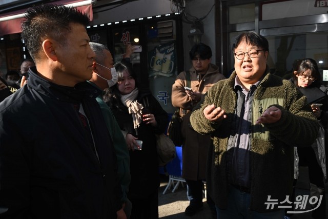 사실 왜곡 관련 대화 나누는 김주일 점주협의회장·전가협 관계자