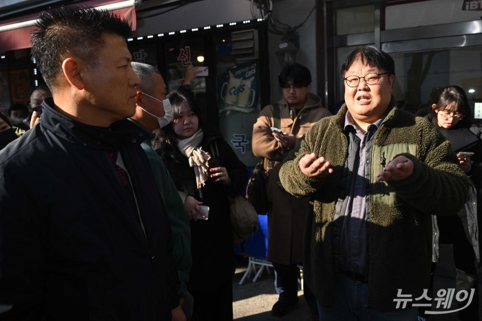 (오른쪽)전국가맹점주협의회 관계자가 19일 오후 서울 서초구 전국가맹점주협의회 앞에서 더본코리아 가맹점주모임 주최로 열린 전가협의 사실 왜곡 및 여론몰이 중단 촉구 기자회견에서 (왼쪽 첫 번째)김주일 홍콩반점 점주협의회 회장을 만나 대화하고 있다. 사진=강민석 기자 kms@newsway.co.kr