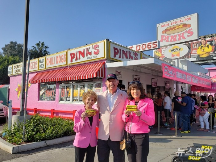 1939년 미국 로스앤젤레스(LA)에서 시작해 할리우드 명소로 자리매김한 미국 대표 핫도그 브랜드 '핑크스 핫도그(Pink's Hot Dogs)'가 이달 25일 국내 첫 매장을 연다고 19일 밝혔다. 사진=핑크스 핫도그