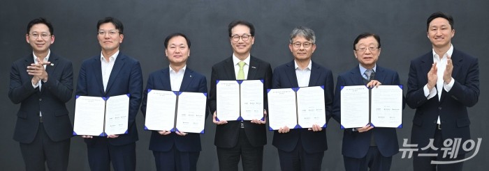 배경훈 부총리 겸 과학기술정보통신부 장관과 정기선 HD현대 회장이 20일 오후 경기 성남시 HD현대글로벌R&D센터에서 열린 조선해양 산업 AI 업무 협약식에서 기념촬영을 하고 있다. (왼쪽부터) 배 부총리 겸 과기부 장관, 정영근 HD현대로보틱스 상무, 김형관 HD한국조선해양 대표이사, 박종래 UNIST 총장, 금석호 HD현대중공업 대표이사, 오연천 울산대 총장, 정 회장. 사진=강민석 기자 kms@newsway.co.kr