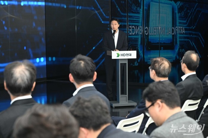 정기선 HD현대 회장이 20일 오후 경기 성남시 HD현대글로벌R&D센터에서 열린 조선해양 산업 AI 업무 협약식에서 축사를 하고 있다. 사진=강민석 기자 kms@newsway.co.kr