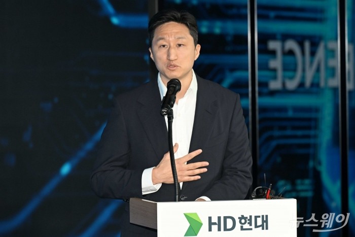 정기선 HD현대 회장이 20일 오후 경기 성남시 HD현대글로벌R&D센터에서 열린 조선해양 산업 AI 업무 협약식에서 축사를 하고 있다. 사진=강민석 기자 kms@newsway.co.kr