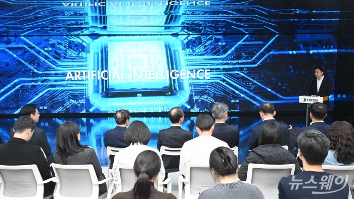 정기선 HD현대 회장이 20일 오후 경기 성남시 HD현대글로벌R&D센터에서 열린 조선해양 산업 AI 업무 협약식에서 축사를 하고 있다. 사진=강민석 기자 kms@newsway.co.kr