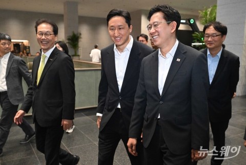 미소짓고 '조선해양 산업 AI 협약식' 향하는 배경훈·정기선·박총래