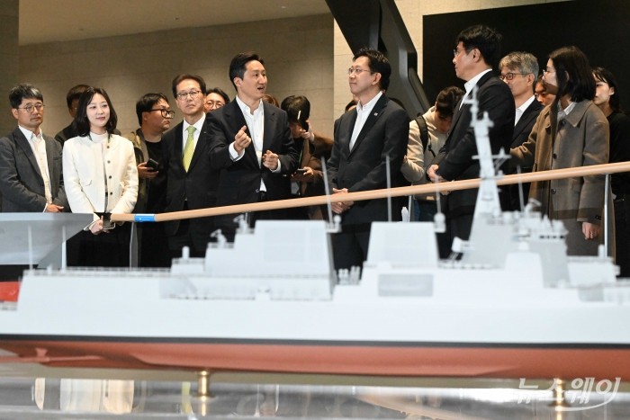 (앞 줄 왼쪽 네 번째)정기선 HD현대 회장이 20일 오후 경기 성남시 HD현대글로벌R&D센터에서 열린 조선해양 산업 AI 업무 협약식에 참석하기 앞서 전시 부스를 찾아 (앞 줄 오른쪽 세 번째)배경훈 부총리 겸 과학기술정보통신부 장관에게 'CES Mock-up zone'을 설명하고 있다. 사진=강민석 기자 kms@newsway.co.kr