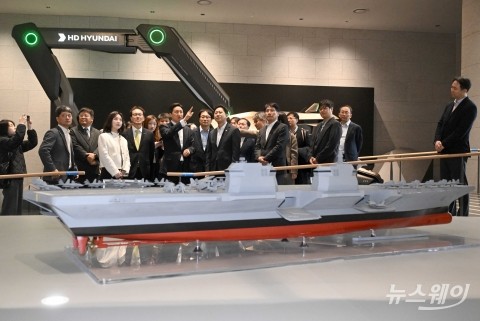 배경훈 부총리에 'CES Mock-up zone' 설명하는 정기선 HD현대 회장