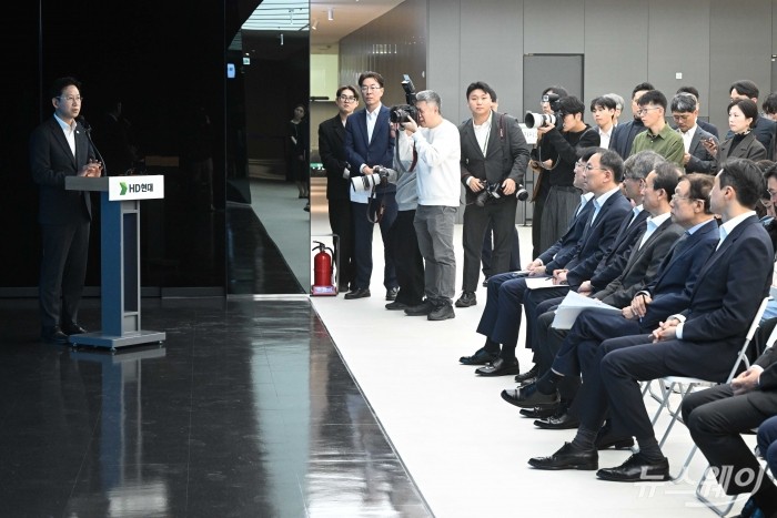 배경훈 부총리 겸 과학기술정보통신부 장관이 20일 오후 경기 성남시 HD현대글로벌R&D센터에서 열린 조선해양 산업 AI 업무 협약식에서 축사를 하고 있다. (오른쪽 첫 번째)정기선 HD현대 회장. 사진=강민석 기자 kms@newsway.co.kr