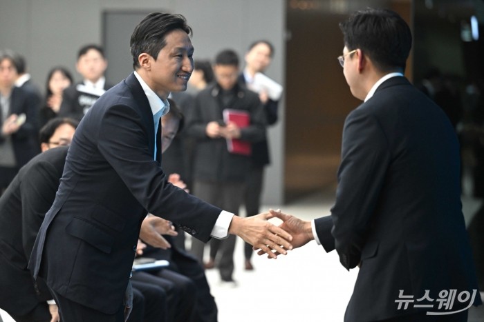 (왼쪽)정기선 HD현대 회장과 배경훈 부총리 겸 과학기술정보통신부 장관이 20일 오후 경기 성남시 HD현대글로벌R&D센터에서 열린 조선해양 산업 AI 업무 협약식에서 악수를 하고 있다. 사진=강민석 기자 kms@newsway.co.kr