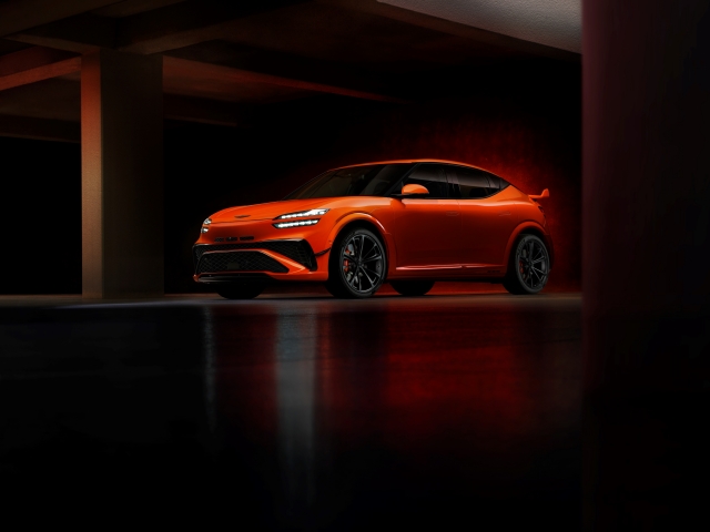 '강렬한 오렌지' GV60 마그마에 시선집중···제네시스 고성능 정체성 입증